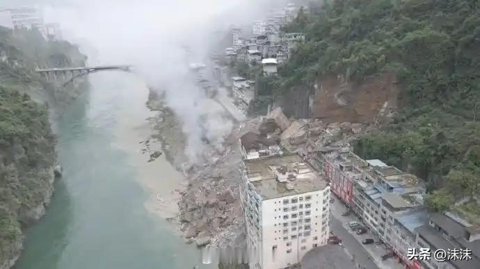 我有一种相当明确的预感，就是在重庆彭水的那名网格员是会引发全网的热议的。

而这