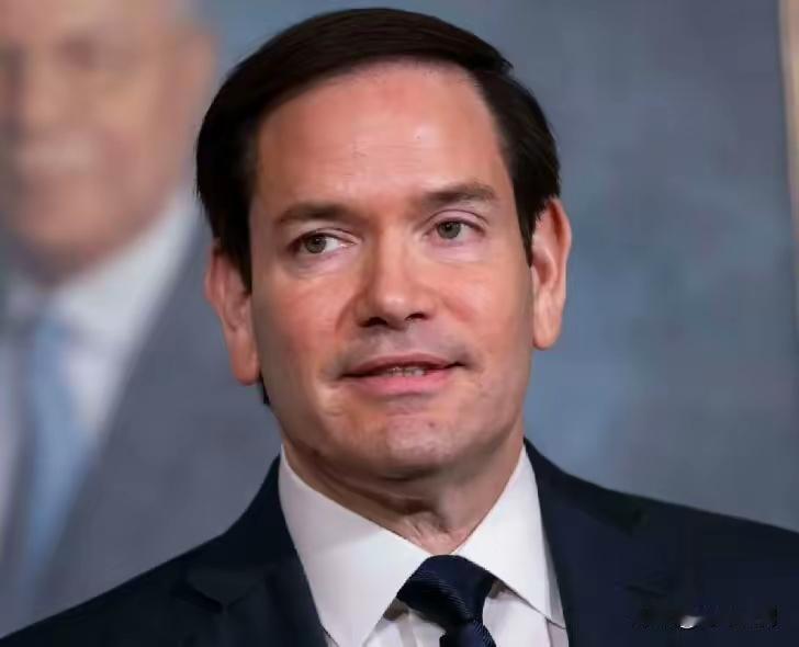 卢比奥躲着特朗普在飞机上睡觉
  美国国务卿承认，在乘坐空军一号飞行期间，他会尽