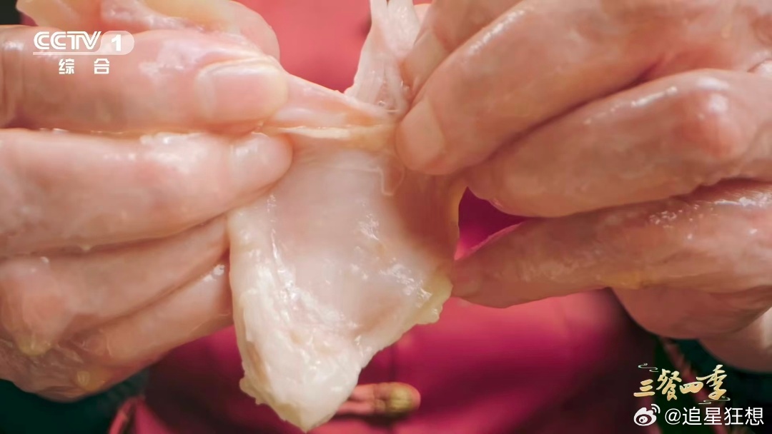 鸡味到底是什么味 广东人心心念念的鸡味，在梅州盐焗鸡里。散养母鸡经薄盐轻腌，双重