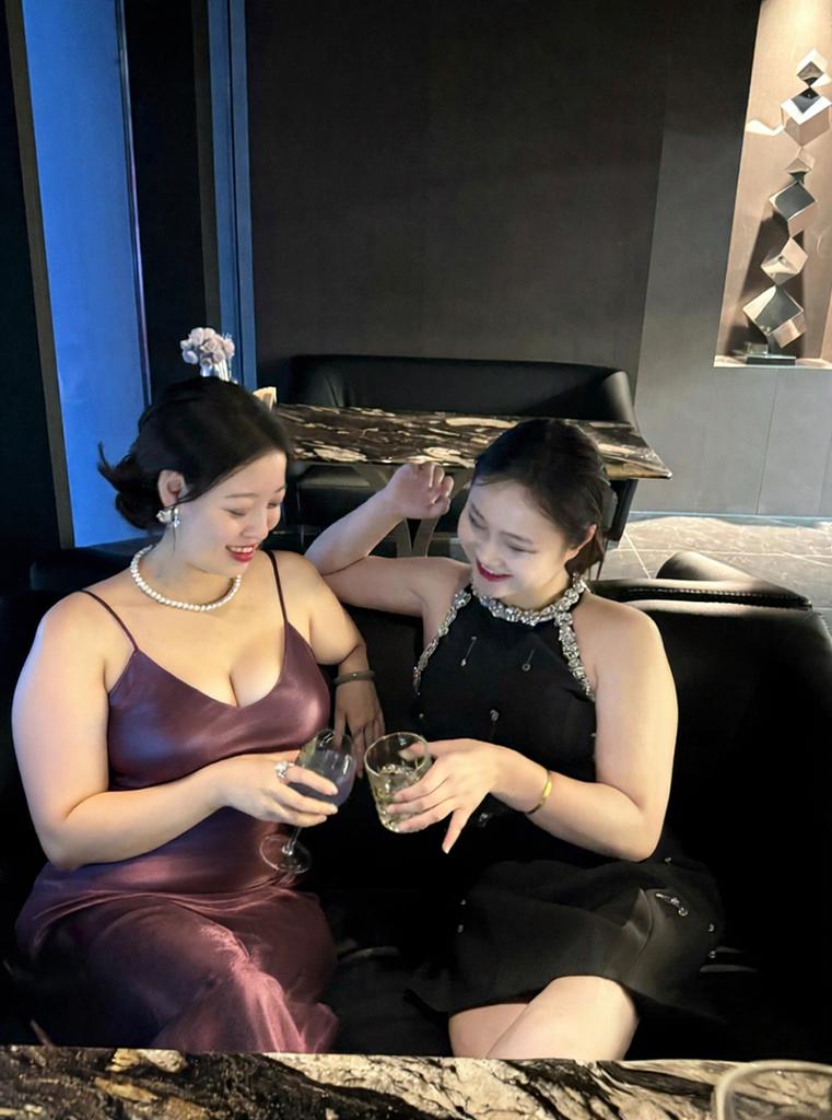 晚来天欲雪，能饮一杯无。[烟花]
酒吧 
姐妹