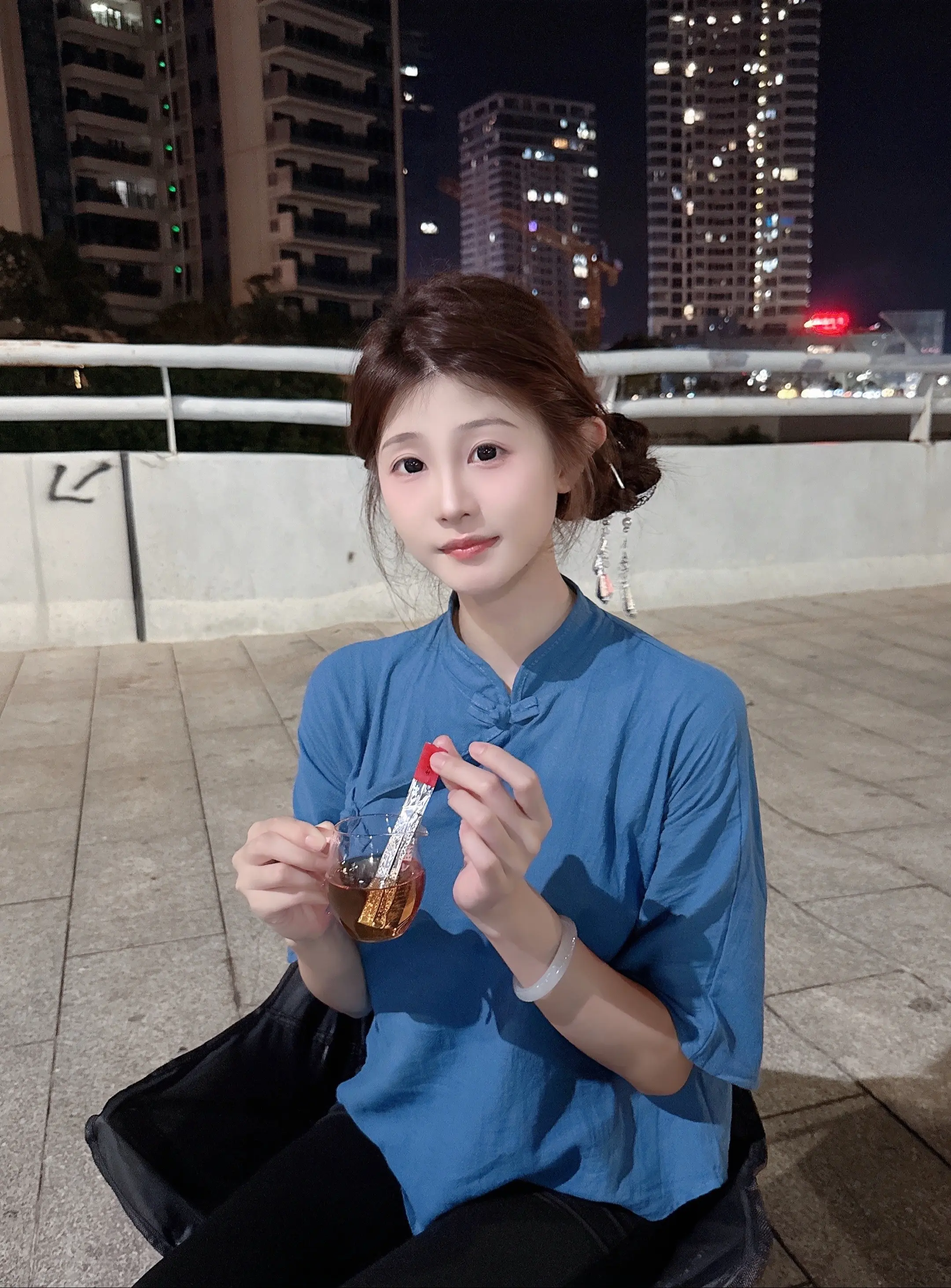 素裙立茶寮 喧嚣已杳 心归清悄