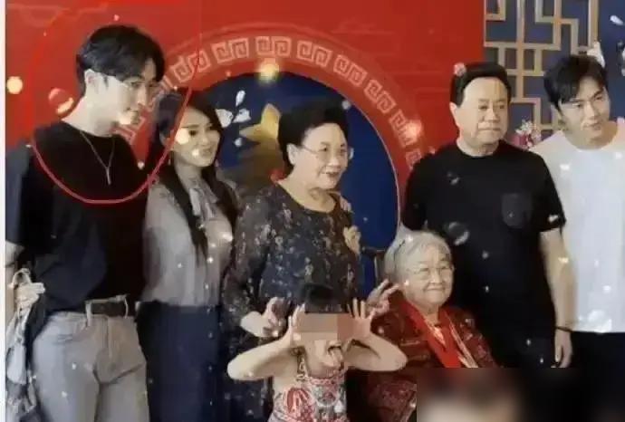 九年了，秦昊第一次管钱。伊能静昨晚直播说，她把家里银行卡密码全给了老公。

事情