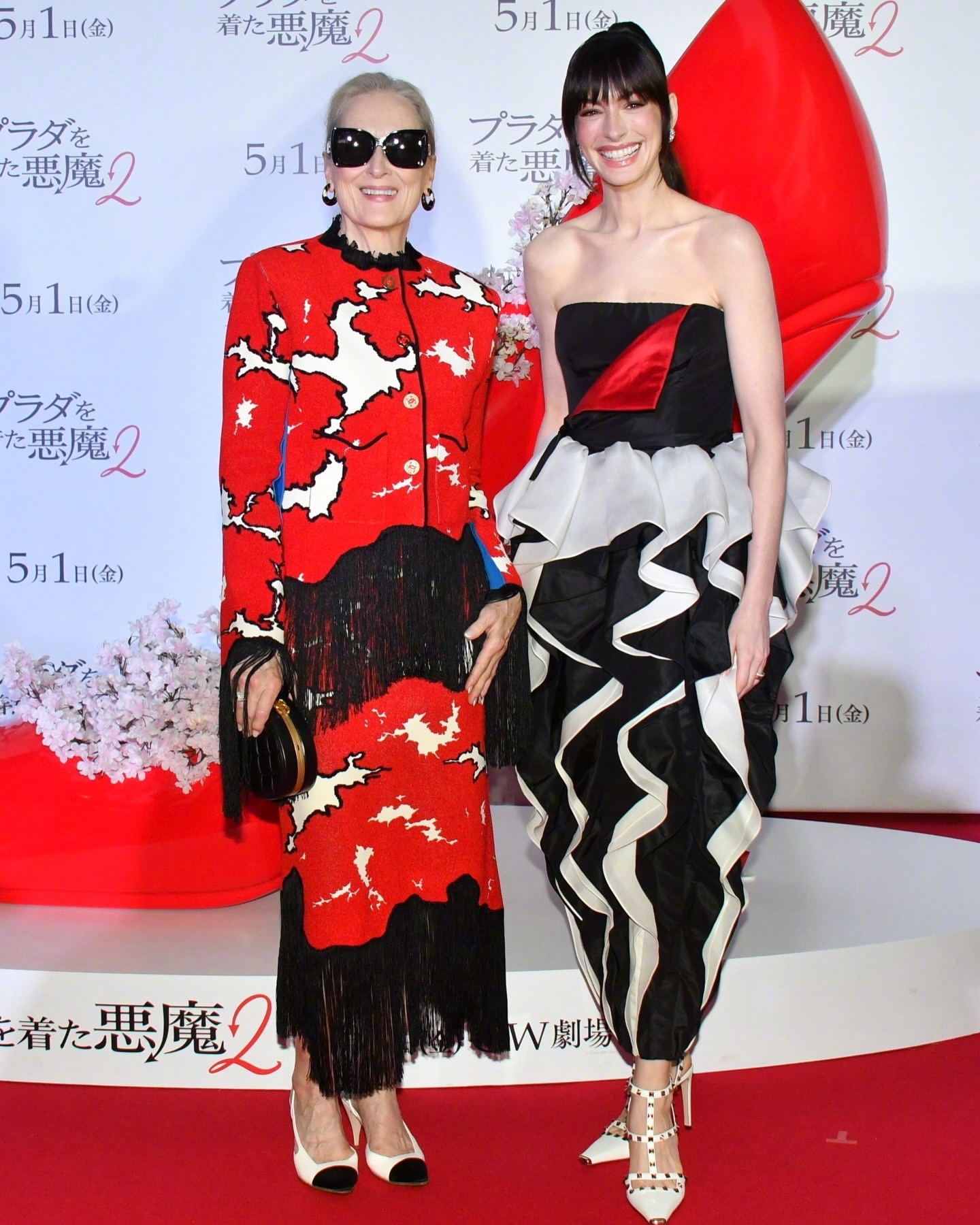 《穿普拉达的女王2》两位主演梅丽尔·斯特里普和安妮.海瑟薇现身东京首映式。安妮身