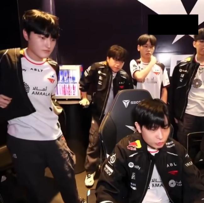 Keria在粉丝群道歉：我的下肢出现问题，已经接受治疗并在恢复中。从转播镜头可以