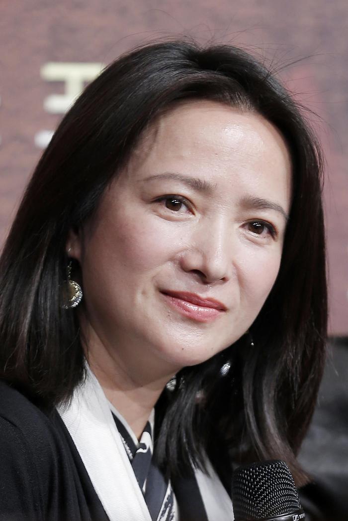 刘威、许亚钧都没给何晴送挽联，倒是唐国强送了，还在他最后8年里一直以兄长身份陪着