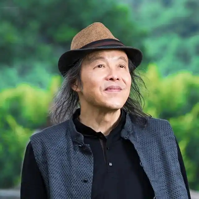 一个人面对外面的世界，需要的是窗子，一个人面对自我时，需要的是镜子，通过窗子能看