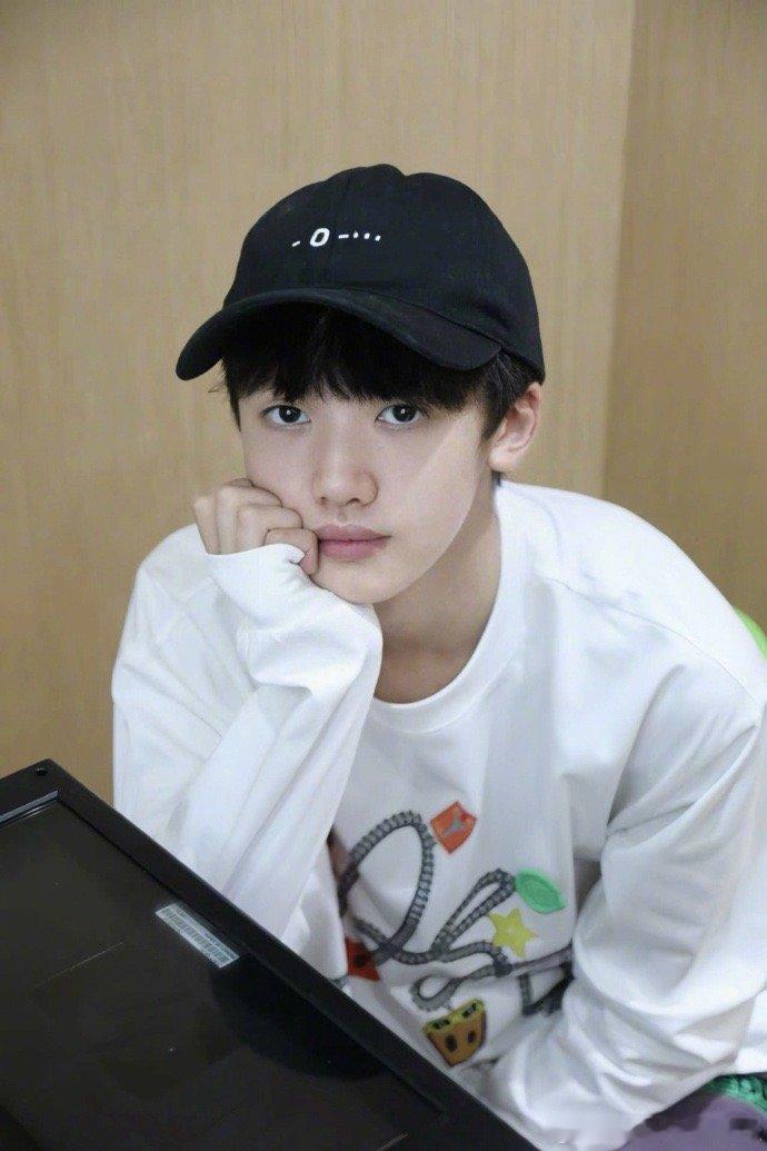 投把秋日的温柔与暖意全揣进兜里🍂 满心期待小然然的浪漫回归，等你赴一场秋日之约