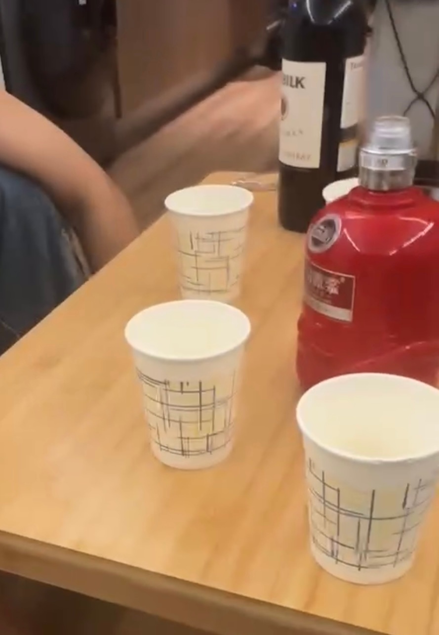 昨晚🍺喝到3点多 今天困死了  怒点一杯  超大杯美式提提神 ​​​