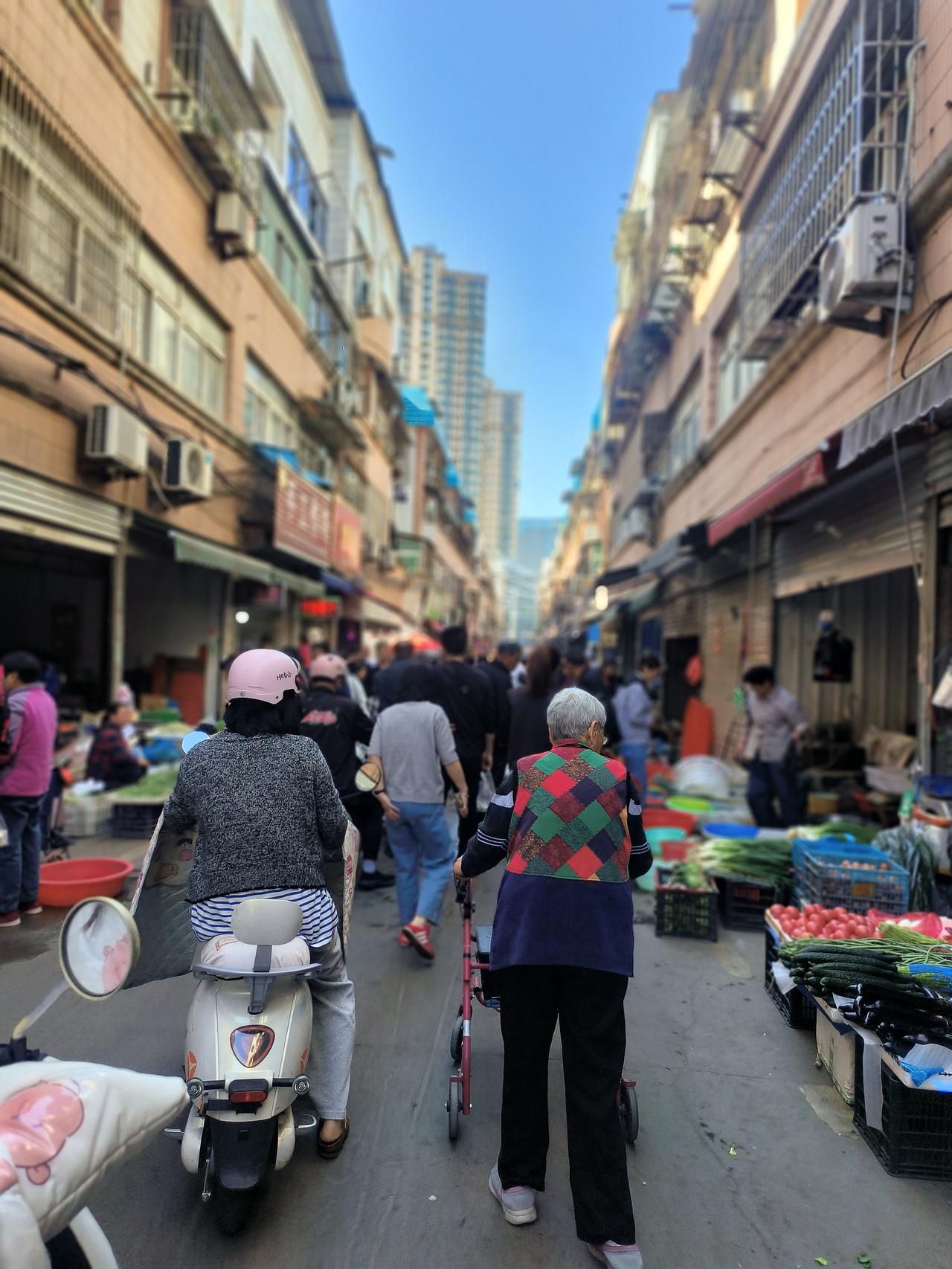 田家庵福乐街成了北菜市的延续，上午八点半左右，菜市街人很多，此刻才让人感受到，这