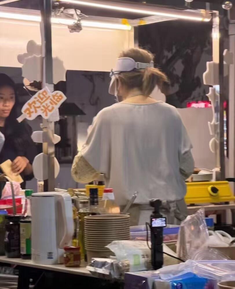 赵露思昨日在线下摆摊卖蛋烘糕 