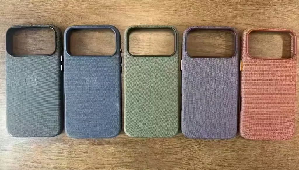 iPhone17手机壳配色 这话题里曝光的手机壳应该不是官方壳。因为 iPhon