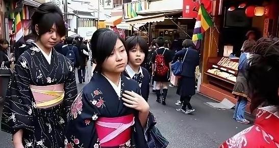 上海那三万日本侨民要睡不着了，不是因为战争，而是因为日本政府最近玩火玩得太狠。日