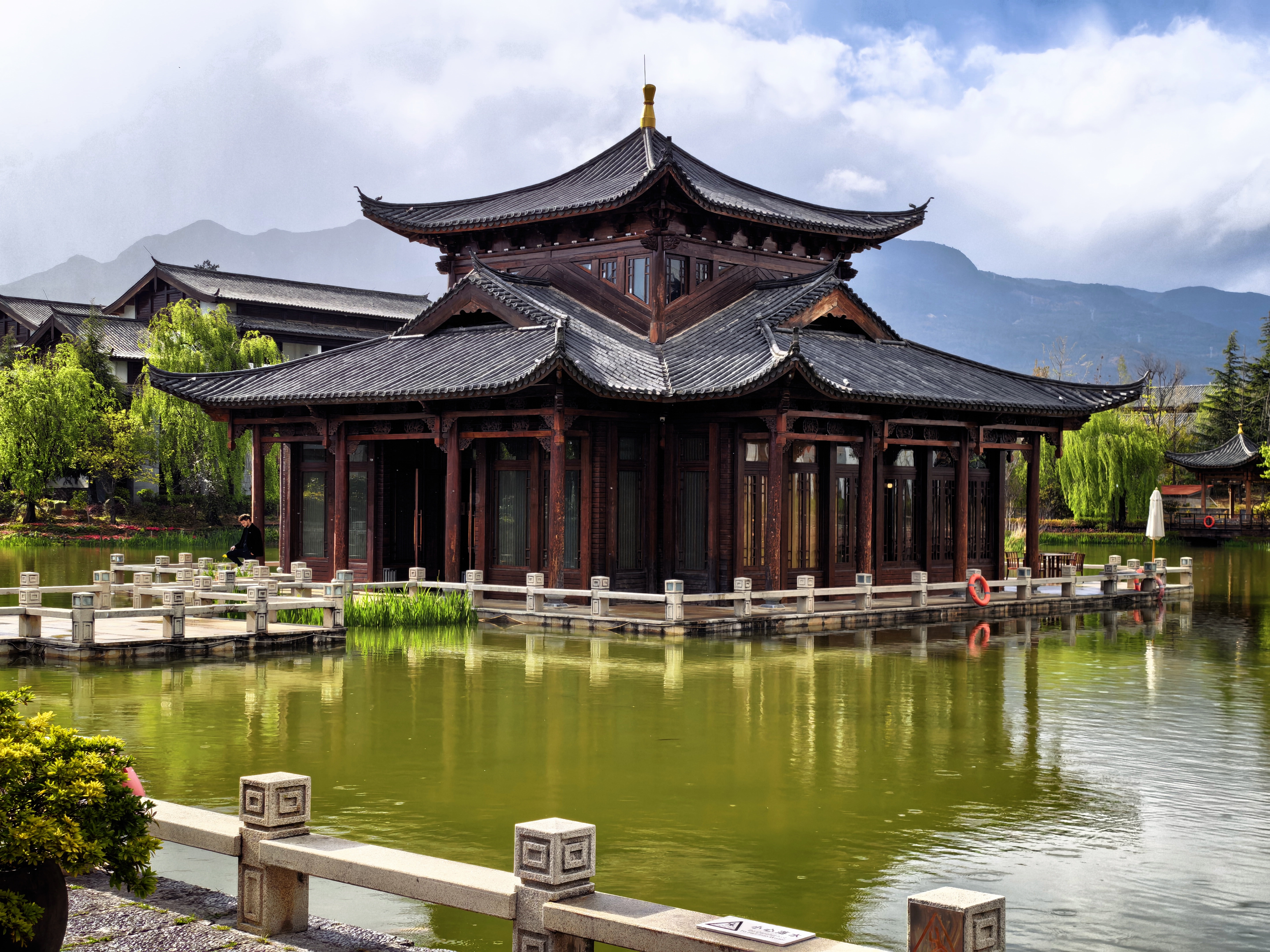 vivo旅行团 来丽江这地方气候真好 在酒店就能看到玉龙雪山一会去看X300 U