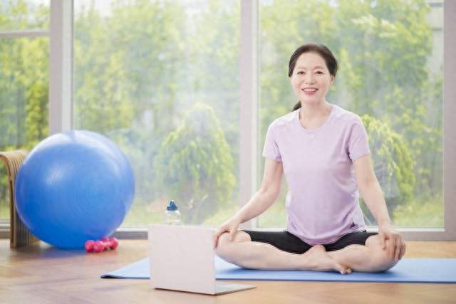 女性绝经之后，一定要做好这几件事，腰腿不疼，气色越来越好