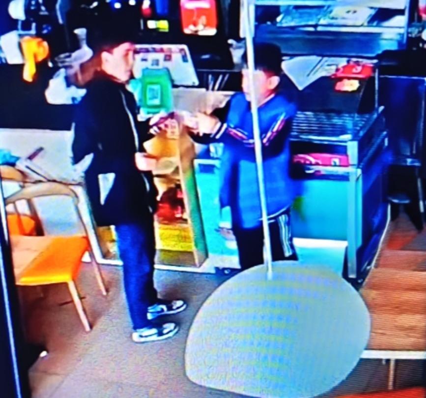 新疆巴州“无人”麻辣烫店暖心一幕：诚信，是孩子给社会最好的答案


中午时分，新