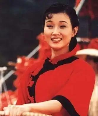 载入中华音乐史册的10位歌唱家
⑦宋祖英
       宋祖英在国内歌坛的地位真