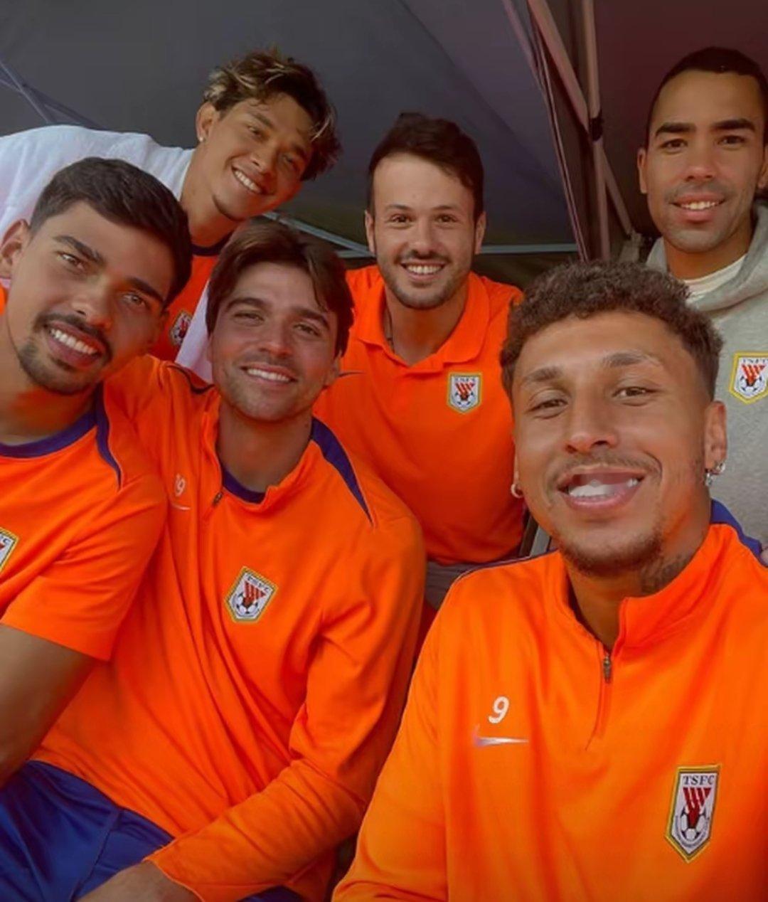 好久不见！与泰山队会合后，克雷桑晒出合影中超联赛今日运动 克雷桑回来了。1月27