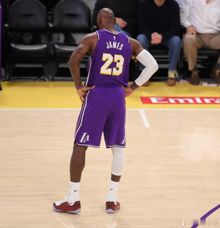 今日名记Brian Windhorst在《NBA TODAY》中谈到了詹姆斯昨日