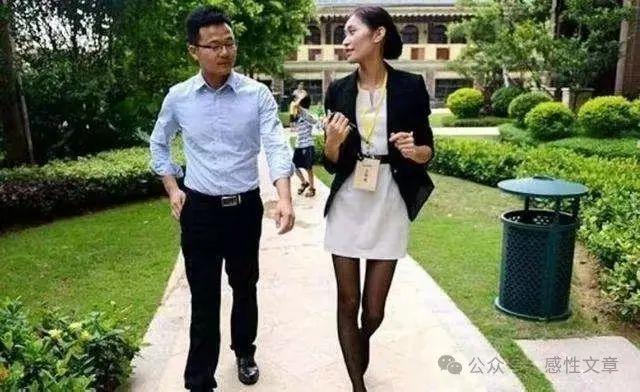 能当大官的人手段有多高明？一美女牵狗散步，路遇乞丐，她傲慢地奚落乞丐：“你管我的