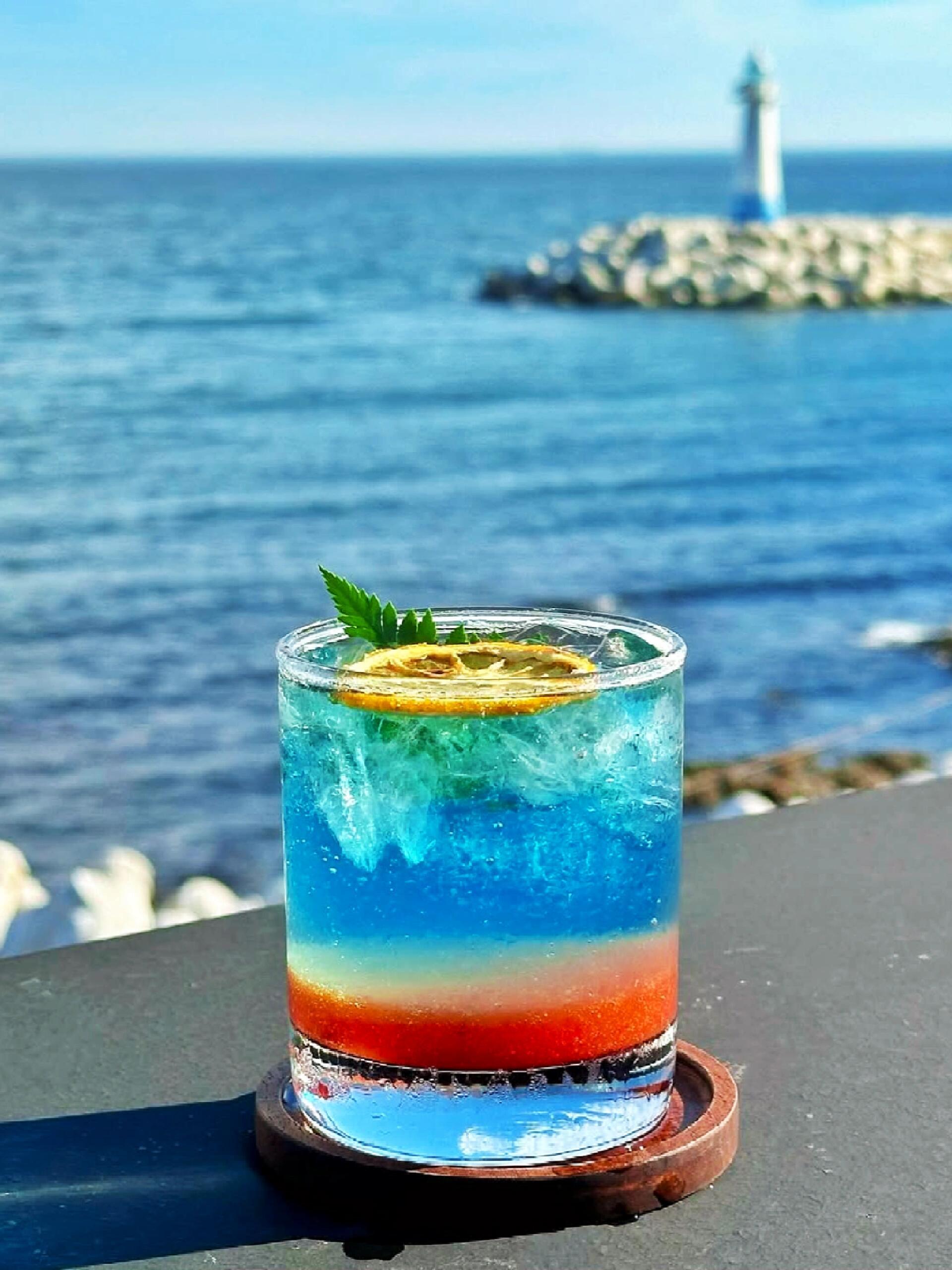 记得打卡这家海边咖啡厅分享一家在釜山的海景咖啡厅，位置很好找，就在胶囊小火车附近