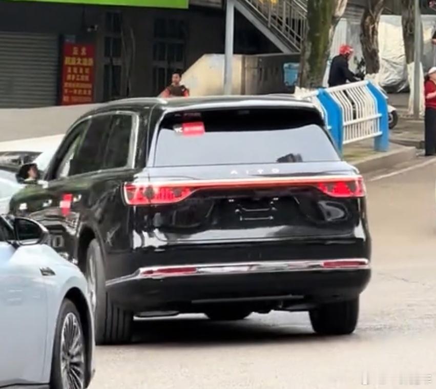 全新一代问界m9官宣后轮转向，大家都留意到了嘛？新款虽然车身和轴距都加长了，但是