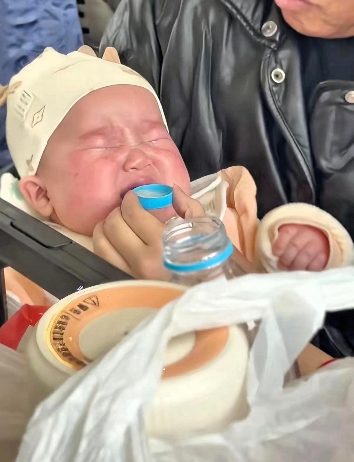 k234火车上，一名宝妈忘带奶瓶了，怀里的婴儿喝不到奶饿得哇哇直哭。宝妈急得都崩