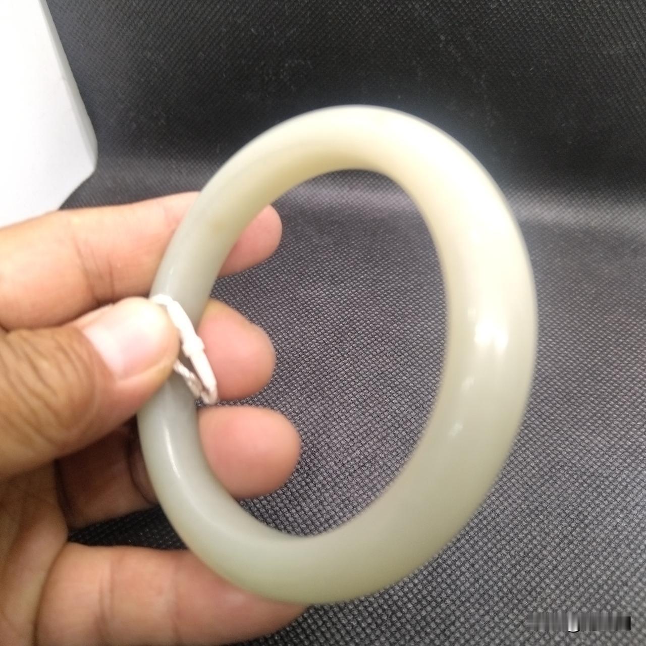 且末料和田玉白玉手镯：昆仑灵韵，白玉之中的亲民典范
在和田玉白玉的大家族里，且末