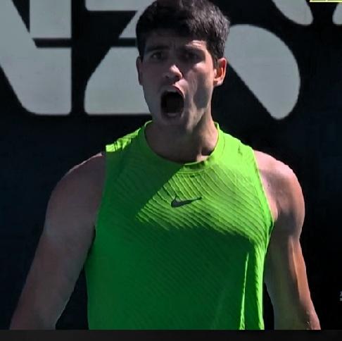 澳网男单半决赛第一场实时赛况：
阿尔卡拉斯斗志旺盛，澳网男单决赛席位志在必得！