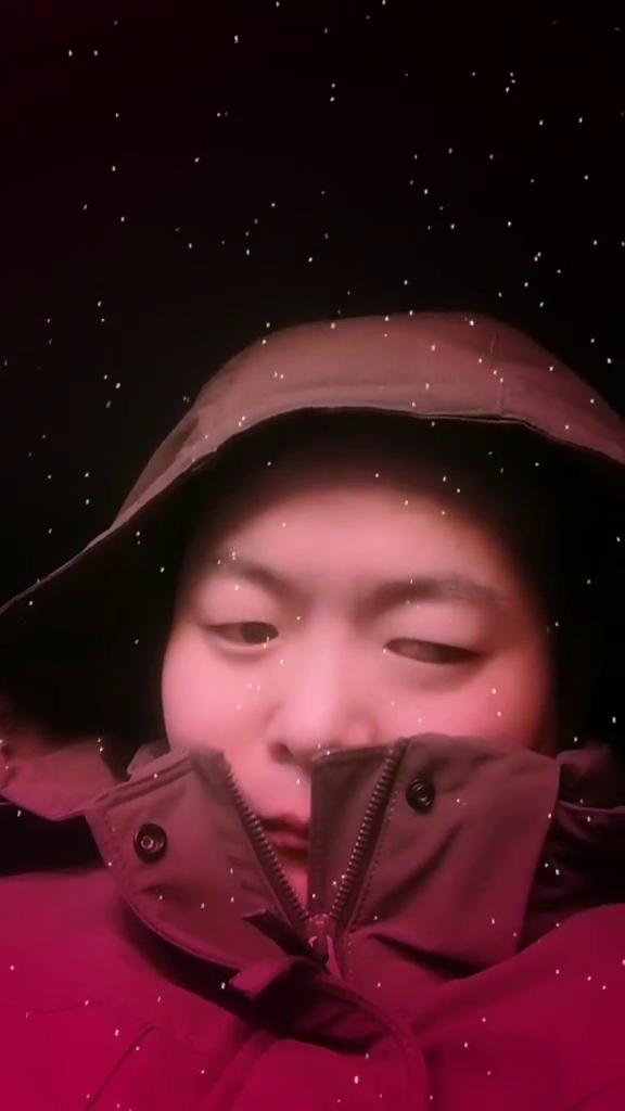 十二月二十四日平安夜，祝你平平安安，健健康康。愿你的家人和朋友平安顺遂，一年四季