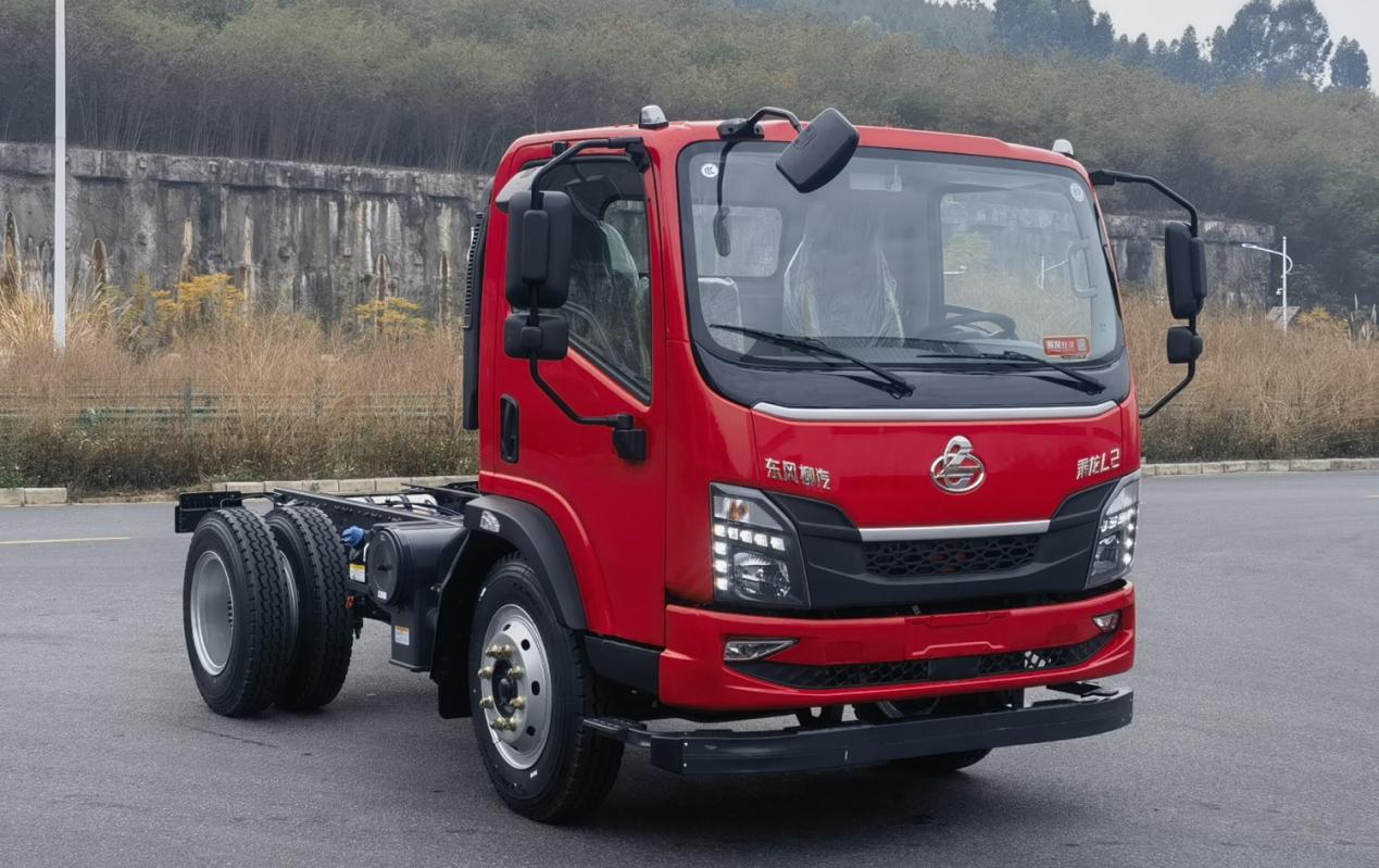 乘龙L2自卸车，小型实用，搭载160马力发动机，匹配8/10档变速箱，低速大扭矩