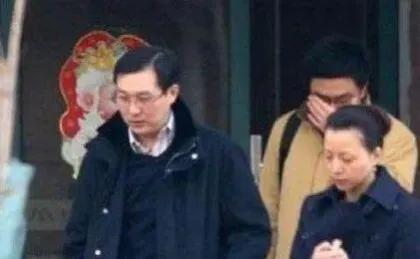 最近，备受欢迎的国民女主持人董卿和她的丈夫密春雷难得一同出现在公众面前，展现了令