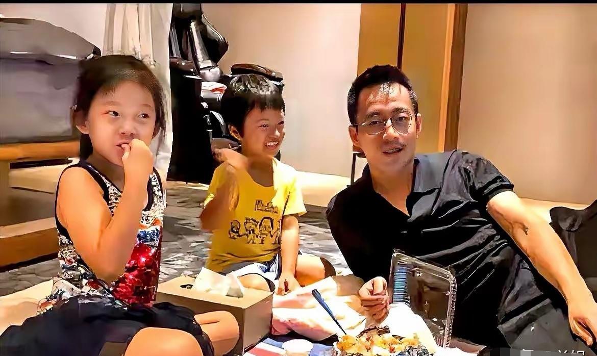 直播中，他突然对母亲破口大骂。
这位身家过亿的餐饮集团老板，又一次情绪失控。