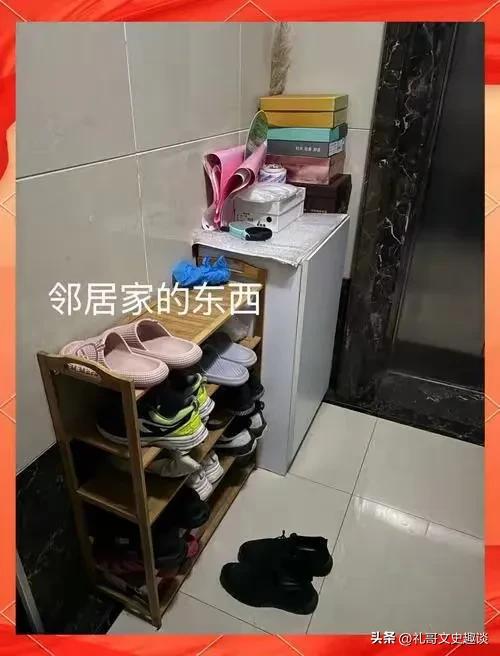 这样的邻居让人感到窒息。一梯两户的邻居竟然把储物架放到电梯边上了，🈶鞋架，本身