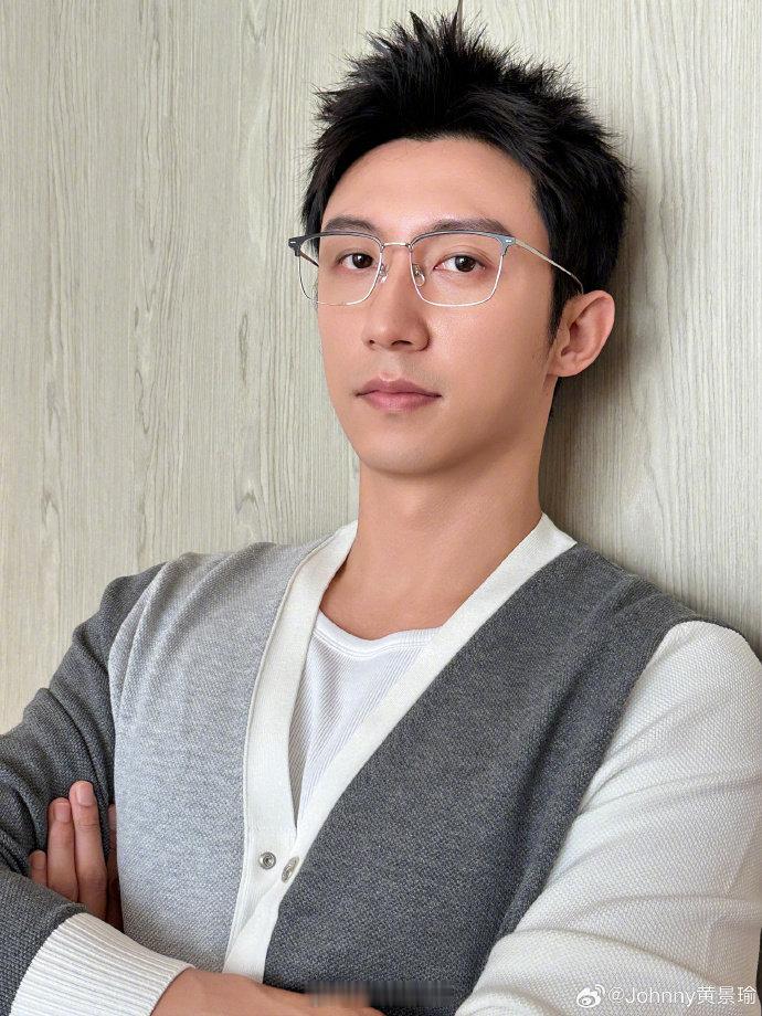 #黄景瑜高智男友#黄景瑜以半黑框眼镜造型化身高智男友，其高智感自拍帅气十足，魅力
