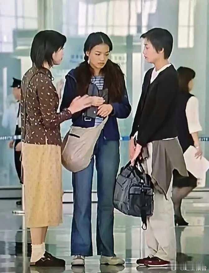 20多年前的香港，她们就已经穿上现在流行的勃肯鞋和短筒白袜了，莫非时尚真的是个轮