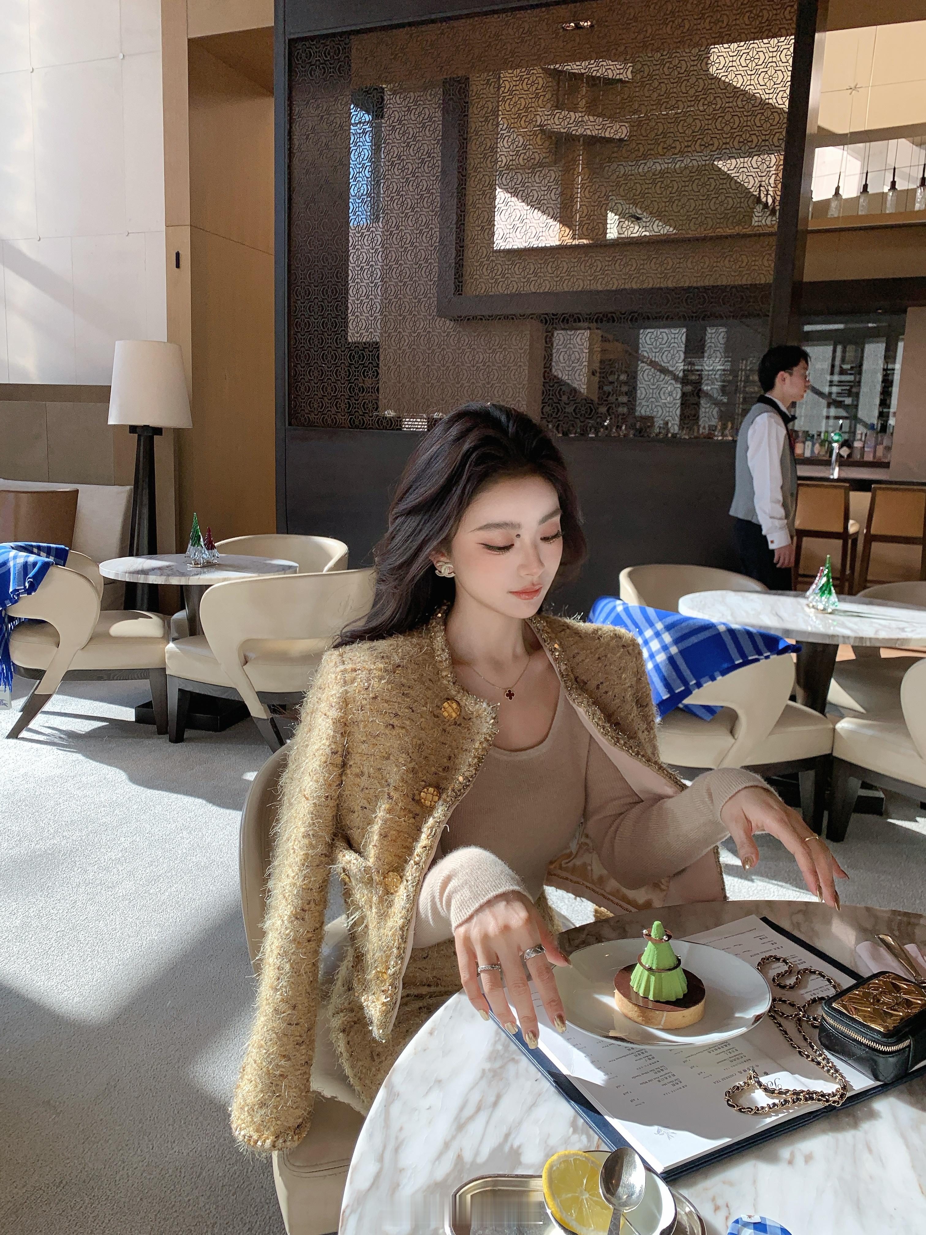 收工皮姐又带我们去恰饭啦 现在已经回酒店躺下咯嘿嘿～明天最后一天就可以收工回杭州