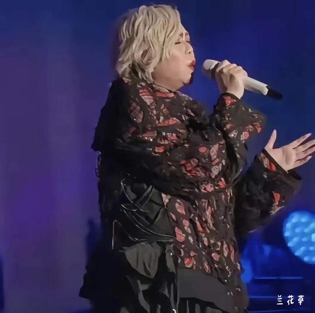 你没看错，这是52岁的张惠妹。
她怎么这么胖了？她又怎么这么老了？仿佛一夜之间的