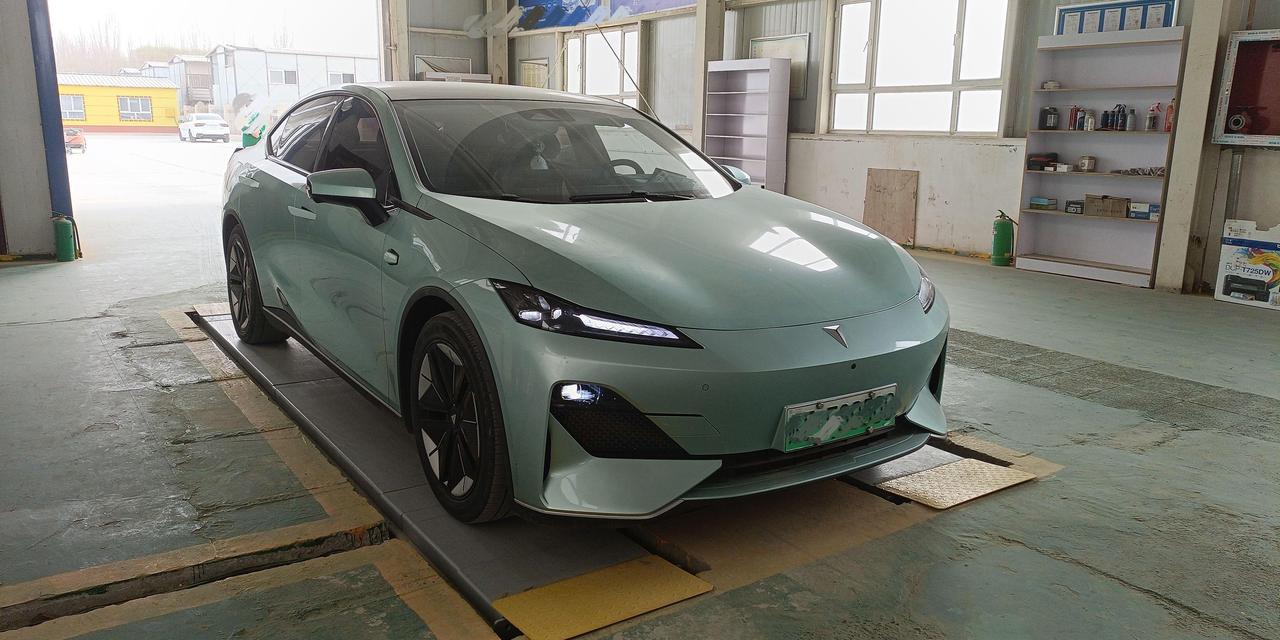 现在的年轻人就是喜欢买新能源。
昨天验了一台深蓝SL03，22款1.5增程版，2