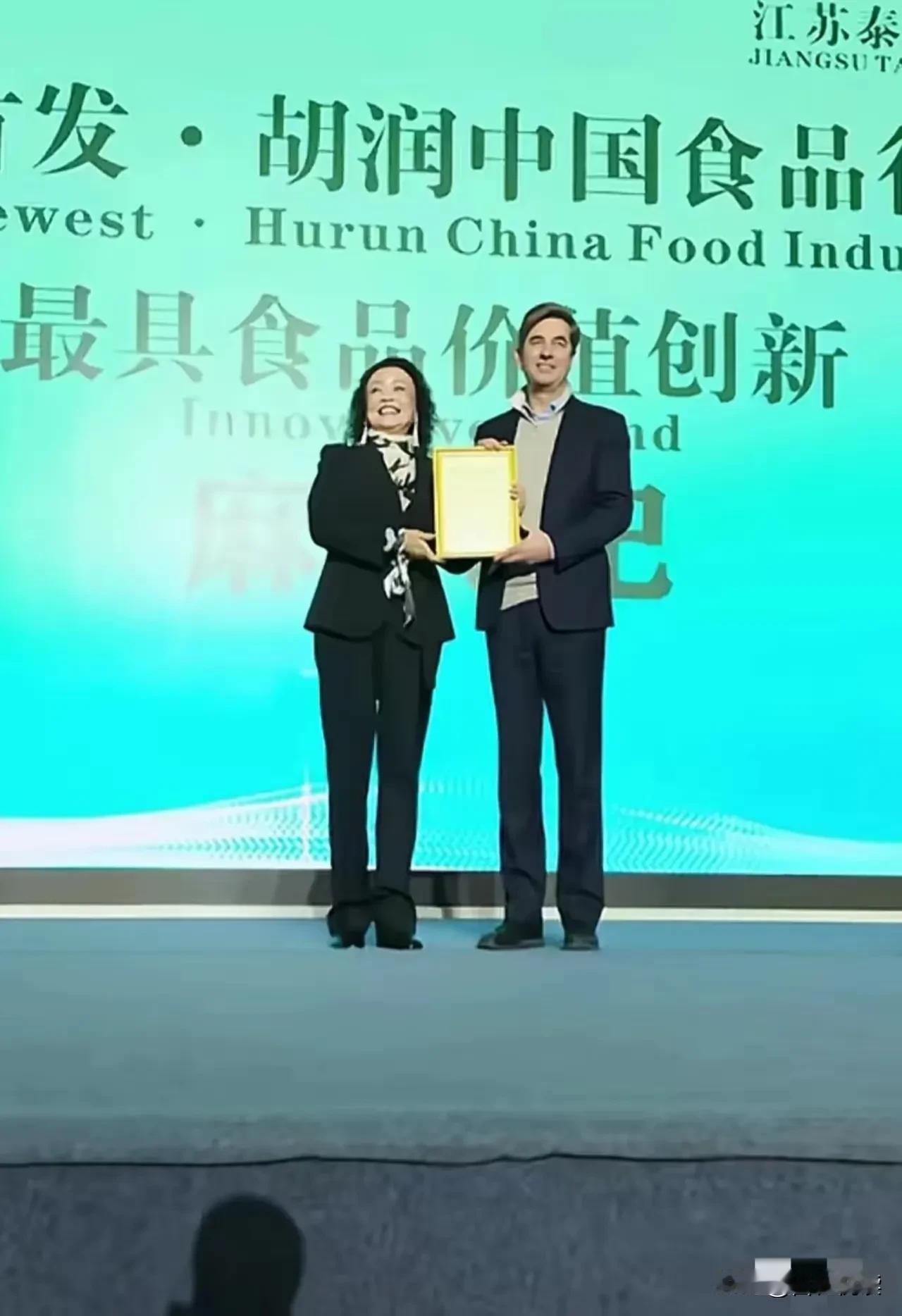 现在才明白
战兰敢怼一路繁花的原因

看到没
参加胡润论坛
参加搜狐论坛
还有麻