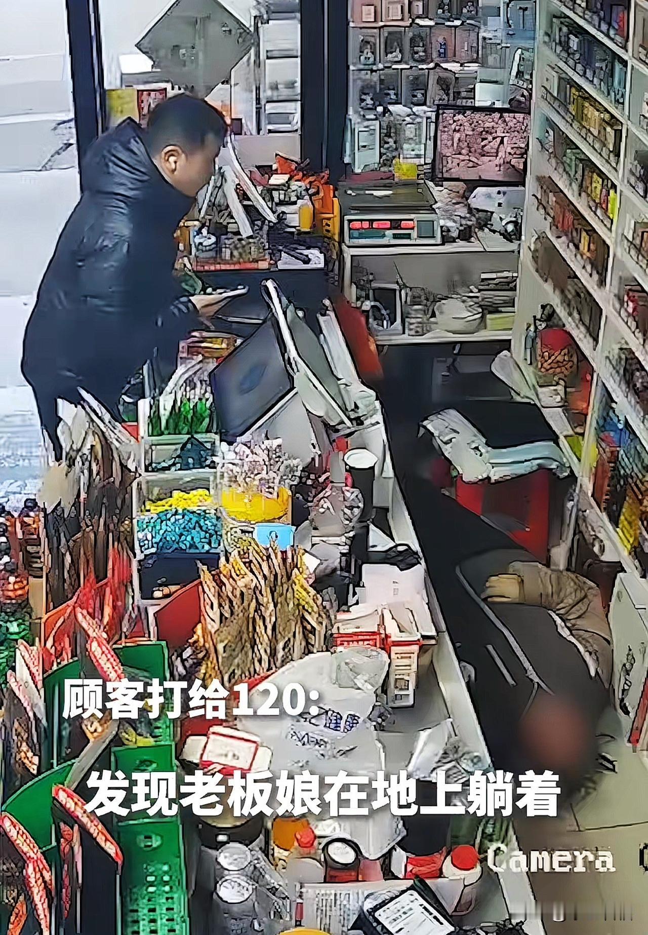 这一刻，“顾客是上帝”这句话有了具象化的呈现。
       近日在江苏，一名顾