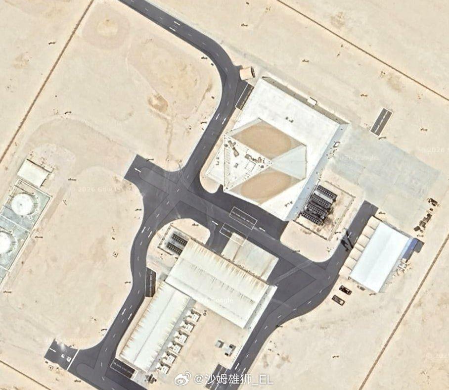 低分辨率卫星图像显示，美军部署在卡塔尔的 AN/FPS-132“铺路爪” 预警雷