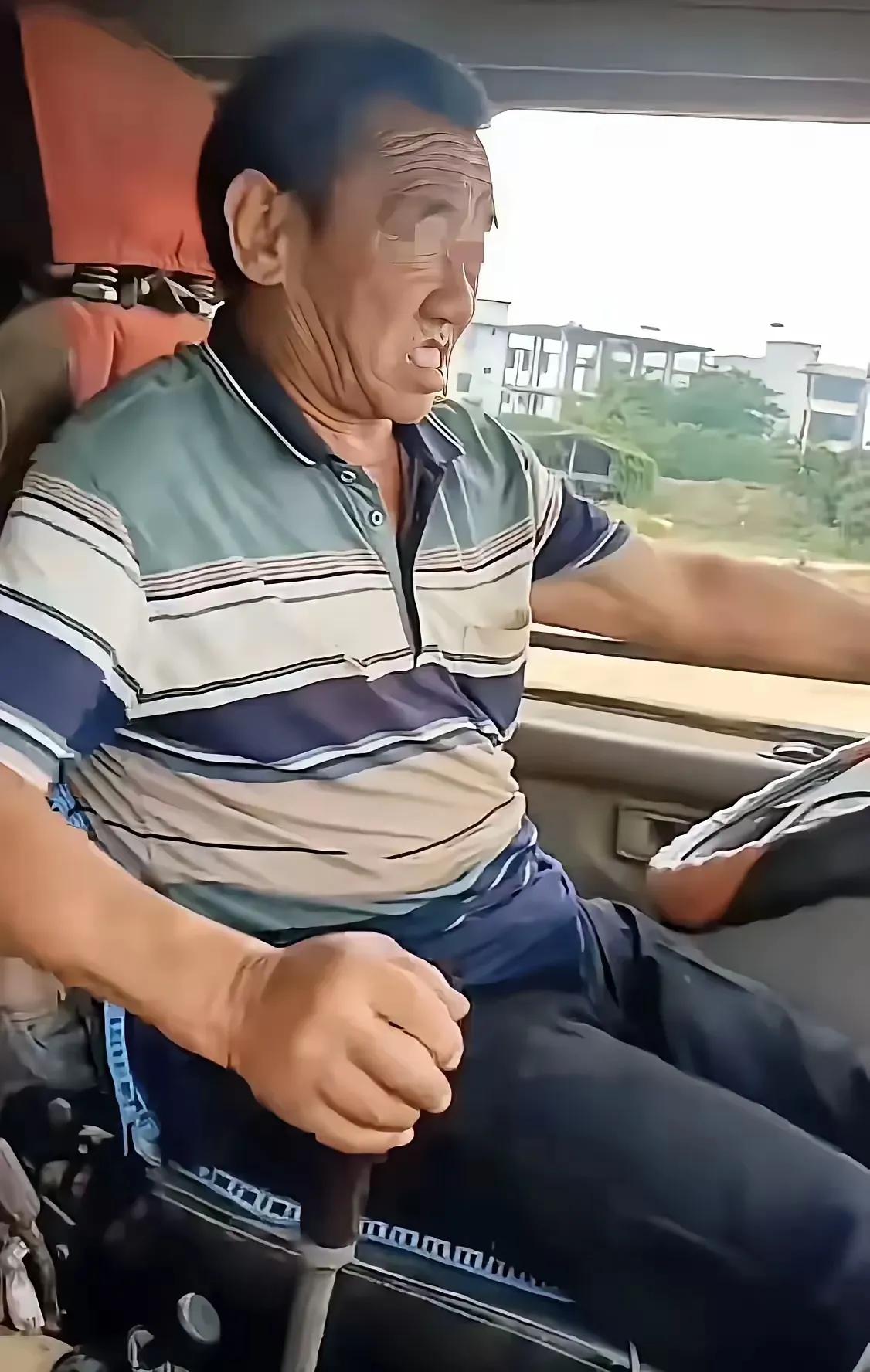 湖北街头一幕：68岁老司机与交警起冲突，不幸离世

那是一个风和日丽的下午，湖北