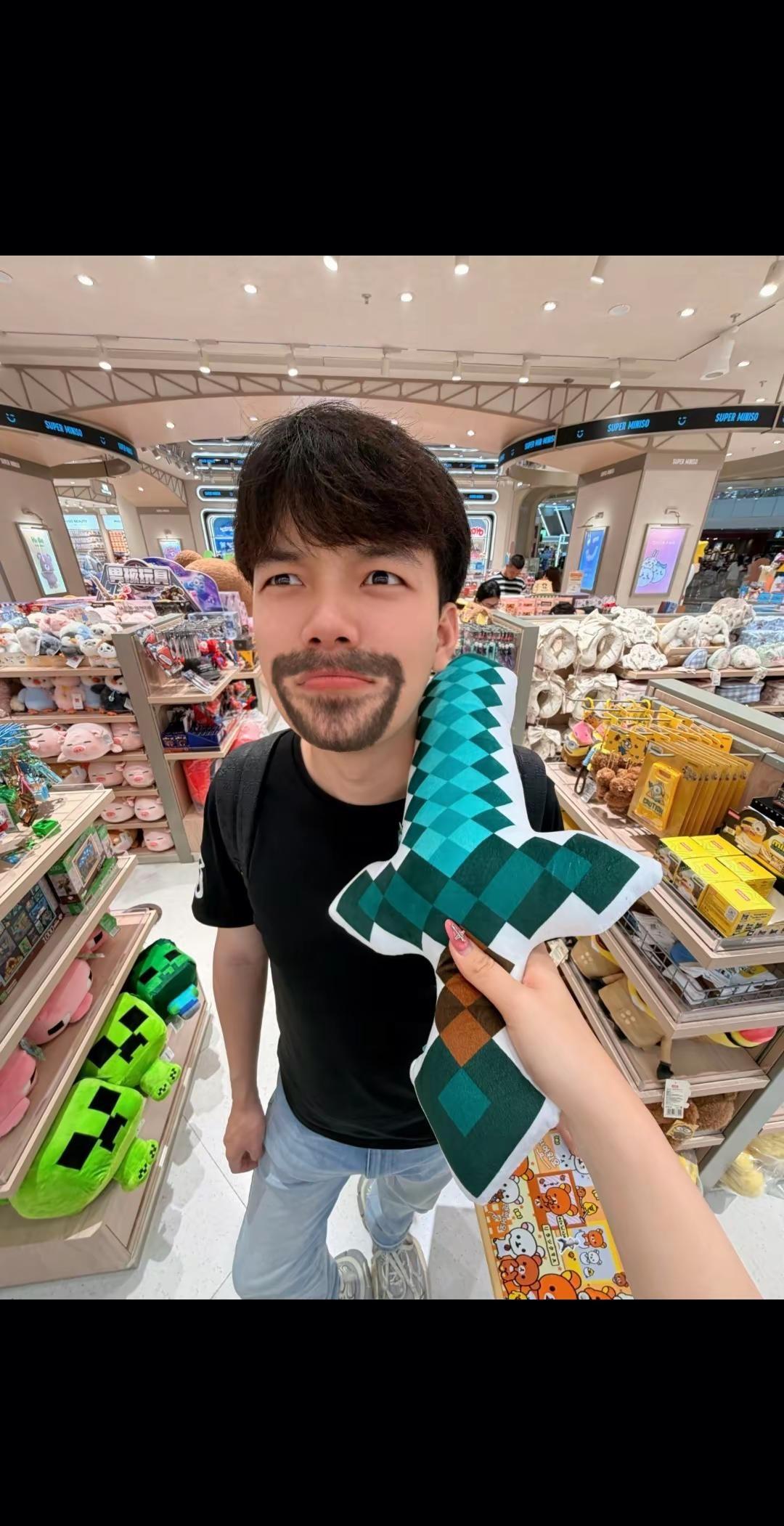 图片中的这名男子是我对象 一个贱兮兮但是很细腻的男生他会在公共场合突然装出一副神