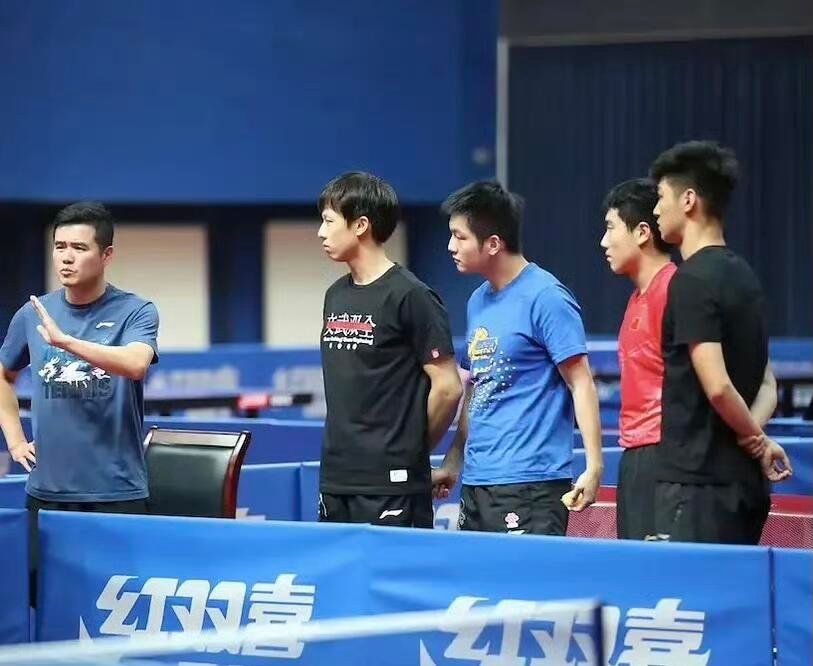 一只手拿着面包，另外一只手在干嘛是不是扭队友屁股？