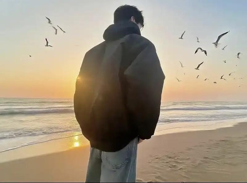 一位男媒婆吐槽，说自己是不是祖坟出了问题，要干这行业。

接着这位男媒婆说，
一