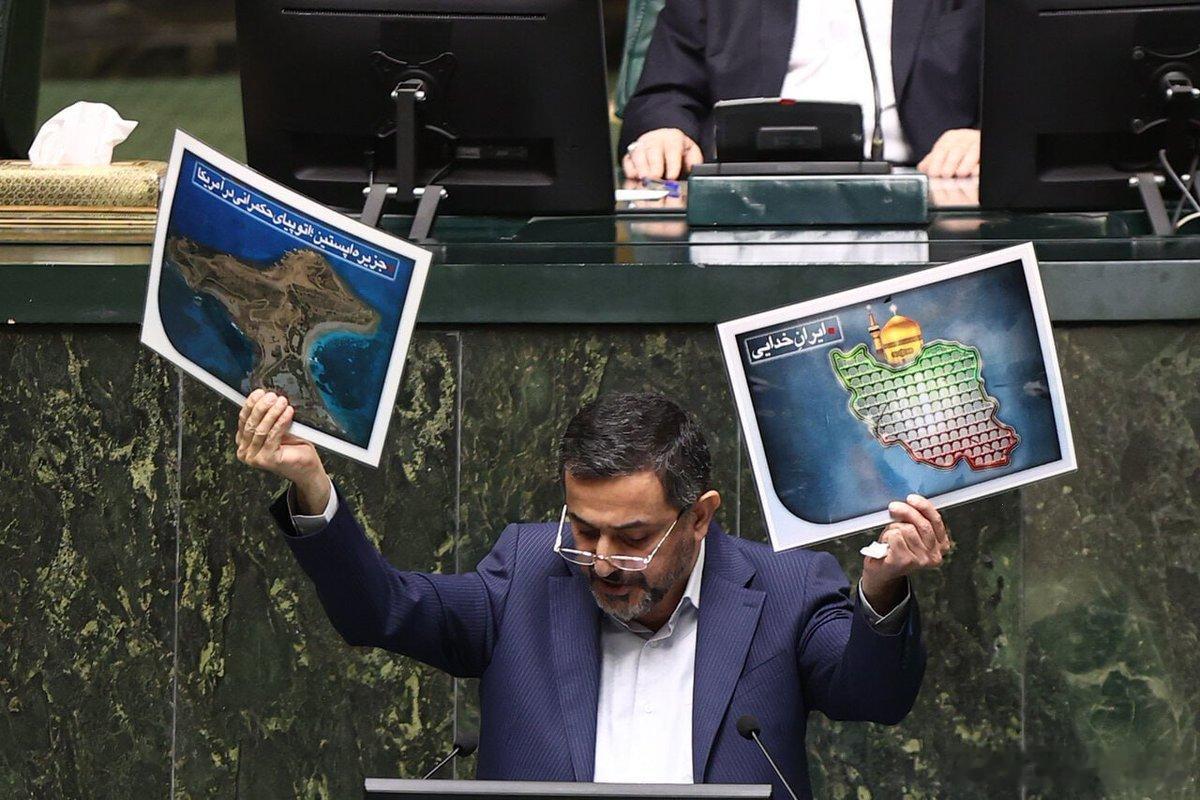 伊朗议员象征性地举起爱泼斯坦小圣詹姆斯岛的照片，展示伊朗"不得不打交道的是谁"另