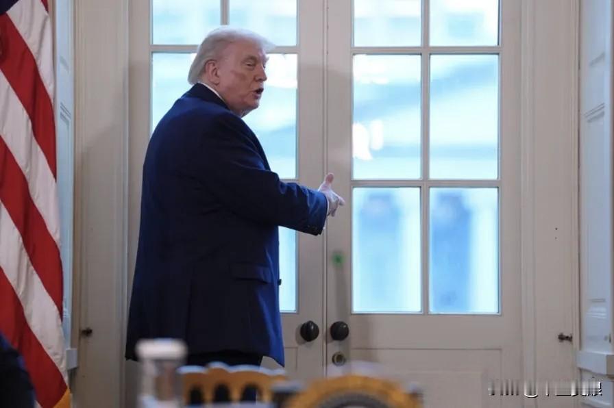 石油大亨和特朗普欢聚一堂，你一句我一言，为争夺瓜分委内瑞拉石油而尽力。

特朗普