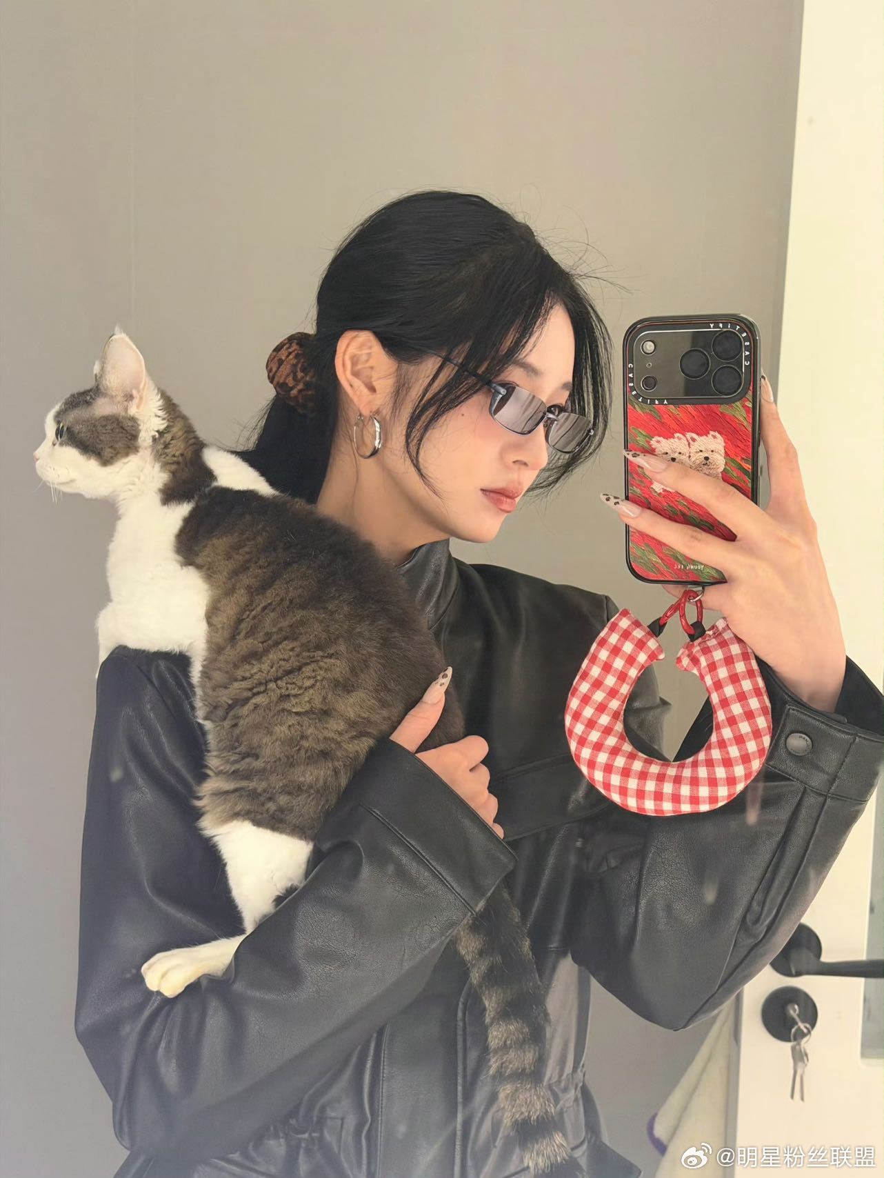 周洁琼白色情人节直播白色情人节限定直播，分享剧组日常与健身近况，十周年感言真挚戳