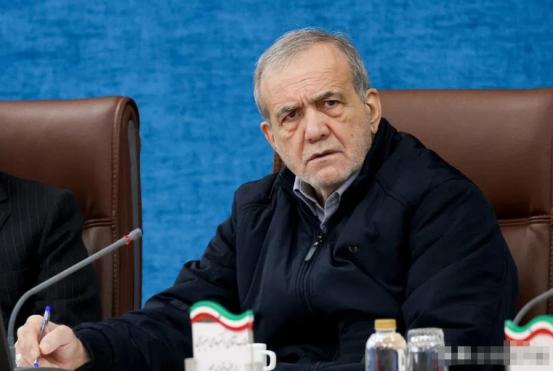 目前伊朗前台还在活跃的三个大佬，最安全的是总统佩泽希齐扬，最危险的一张卡利巴夫。