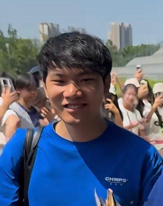 徐志胜怎么给李乃文当小助理了在线问徐志胜：这小助理真不是你亲戚？给李乃文当助理这